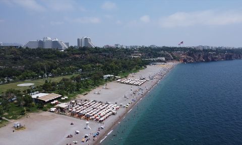 Antalya'da Yüksek Sıcaklık ve Nem Tatilcileri Sahillere Çekti