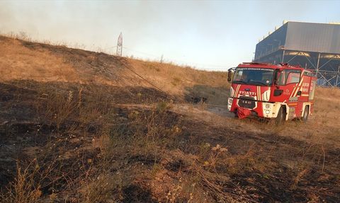 Balıkesir'de Arazi Yangını Kontrol Altına Alınıyor