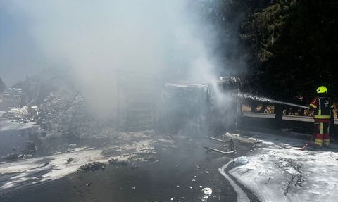 Balıkesir'de Seyir Halindeyken Devrilen Tır Yangını