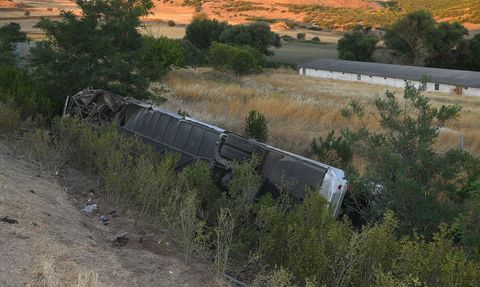 Balıkesir'de Yolcu Otobüsü Devrildi, 27 Yaralı