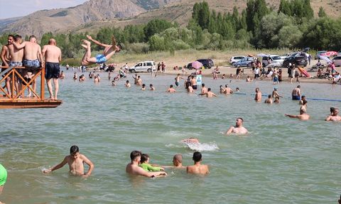 Bayburt'ta Sıcaklardan Kaçış: Çoruh Nehri'nde Serinleme