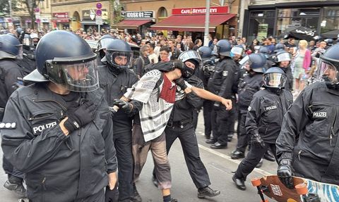 Berlin'de Filistin Destek Gösterisine Polis Müdahalesi
