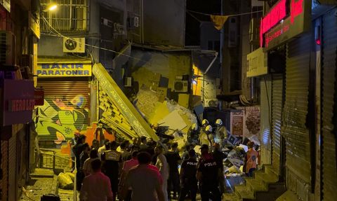 Beyoğlu'nda Patlama Sonrası Bina Çöktü