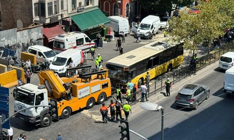 Beyoğlu'nda Zincirleme Trafik Kazası: 5 Yaralı