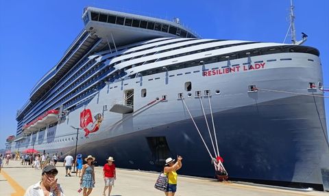 Bodrum'a Gelen 'Resilient Lady' Kruvaziyeri 2.606 Yolcuyla Limana Demirledi