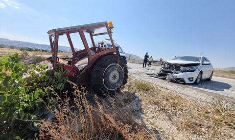 Burdur'da Traktör ve Otomobil Çarpışması: 5 Yaralı