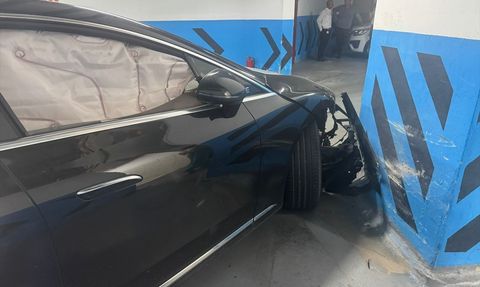 Çeşme'de Lüks Araç Kaza Yaptı: Vale Sorumluluk Almadı