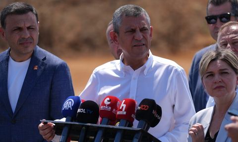 CHP Genel Başkanı Özel, İmamoğlu'na Cezaevinde Ziyaret Gerçekleştirdi