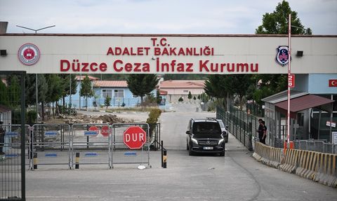 CHP Genel Başkanı Özgür Özel, İBB Medya AŞ Genel Müdürü Türker'i Cezaevinde Ziyaret Etti