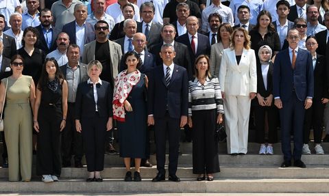 CHP Lideri Özgür Özel, Lozan'ın 102. Yılı İçin Anıtkabir'i Ziyaret Etti