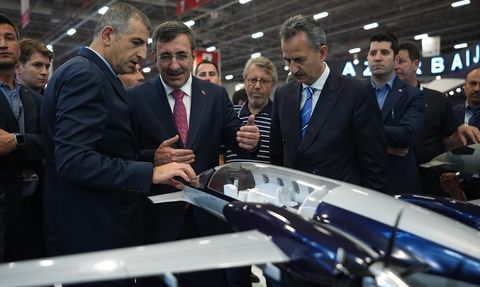 Cumhurbaşkanı Yardımcısı Yılmaz'dan IDEF 2025 Ziyareti