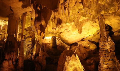 Dupnisa Mağarası: Serinliği ile Ziyaretçileri Büyülüyor