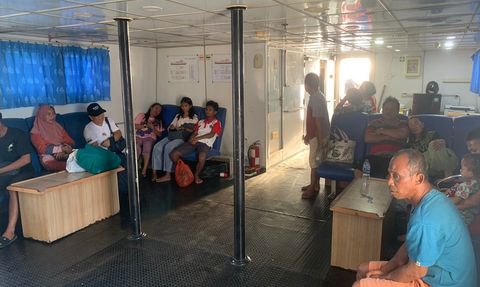 Endonezya'da Yolcu Feribotu Yangını: 5 Ölü