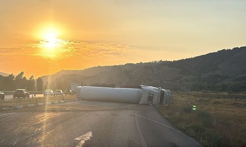 Erzincan'da Kimyasal Gaz Yüklü Tır Devrildi
