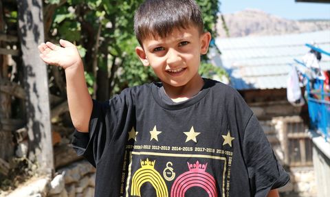 Galatasaraylı Çocuğa Gazilerden Tişört Sürprizi