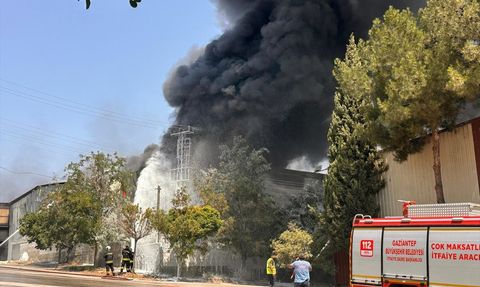 Gaziantep'teki Halı Fabrikasında Yangın Kontrol Altına Alındı