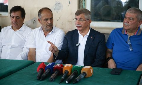 Gelecek Partisi Genel Başkanı Ahmet Davutoğlu, Bursa'daki Orman Yangınını Ziyaret Etti