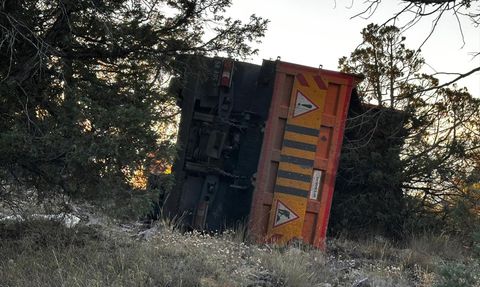 Giresun'da Asfalt Yüklü Kamyon Devrildi: Sürücü Yaralandı
