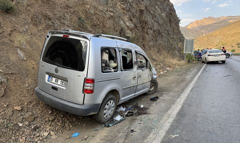 Hakkari'de Ticari Araç Devrildi: 5 Yaralı