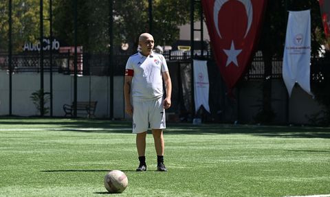 İstanbul'da Kanseri Yenen Gençten Halı Saha Maçı