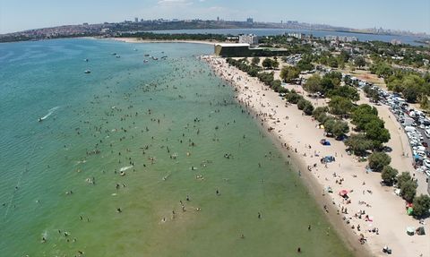 İstanbul'da Sıcak Hava Etkisiyle Sahil ve Parklar Doldurdu