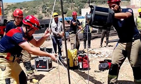 İzmir'de 15 Metre Derinliğindeki Kuyuya Düşen Kişiyi İtfaiye Kurtardı