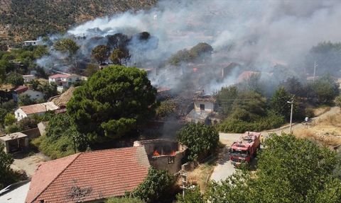 İzmir'de Ot Alanında Yangın Kontrol Altına Alındı
