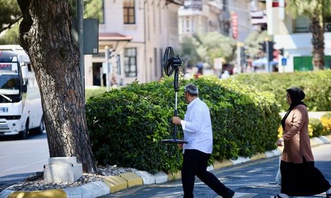 İzmir ve Aydın'da Aşırı Sıcaklar Hayatı Yavaşlatıyor