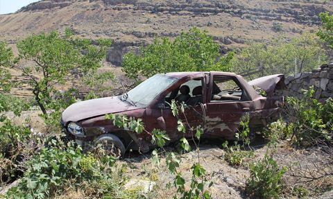 Kayseri'de Bahçeye Düşen Otomobilin Sürücüsü Yaralandı