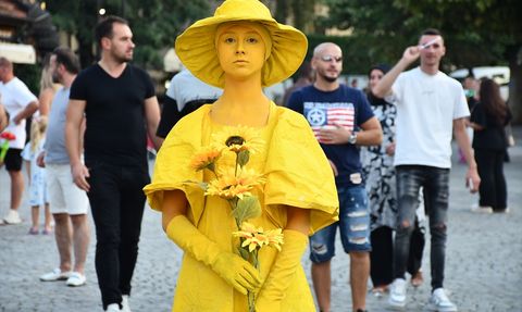 Kosova'da Canlı Heykel Performansı Büyüledi