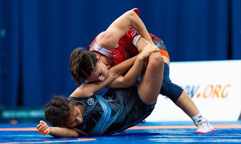 Macaristan'daki Güreş Turnuvasında Başarı Seliyiz