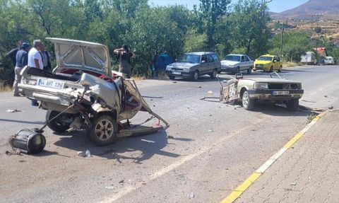 Malatya'da Elektrik Direğine Çarpan Araç İkiye Ayrıldı