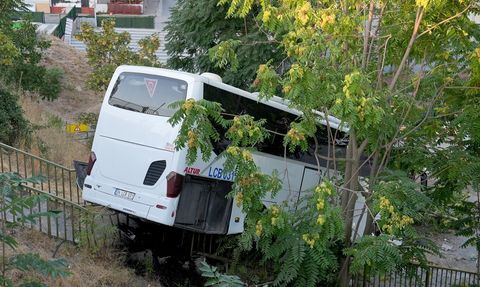 Maltepe'de Şarampole Düşen Otobüste 8 Yaralı