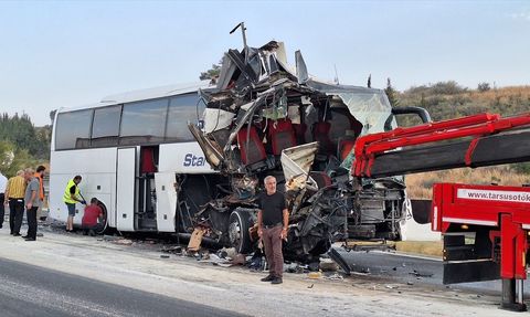 Mersin'de Yolcu Otobüsü Tıra Çarptı, 9 Yaralı
