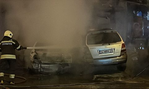 Muğla'da Park Halindeki Araçlar Alev Alev Yandı