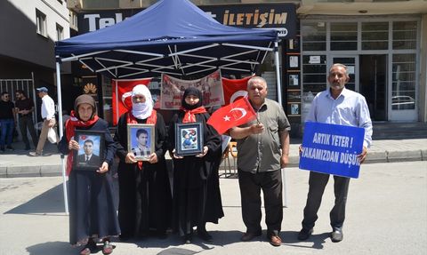 Muş'ta Ailelerin DEM Parti Önündeki Eylemi Devam Ediyor