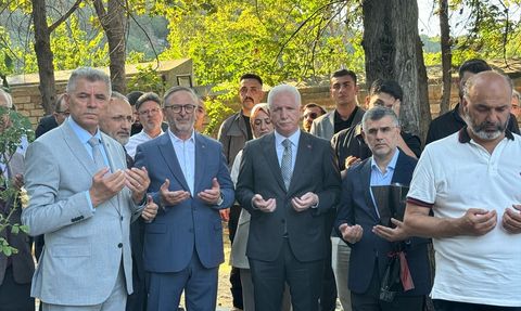 Rasim Özdenören Anıldı: Edebiyatın Ardı Arkası