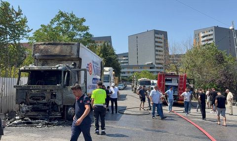 Sancaktepe'de Park Halindeki Kamyonette Yangın Çıktı