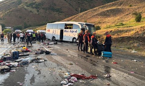 Sivas'ta Yolcu Otobüsü Kaza Yaptı: 3 Ölü, 24 Yaralı