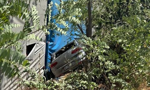 Sultanbeyli'de Otomobil Devrildi: Sürücü Yaralandı