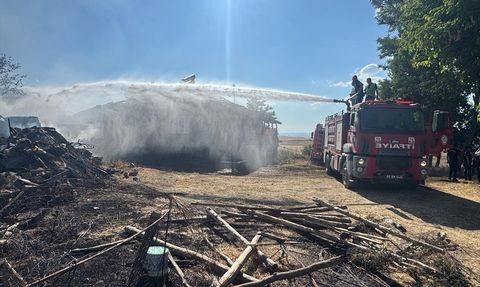 Tokat'ta Yangın: 1 Ev ve 2 Ahır Küle Döndü