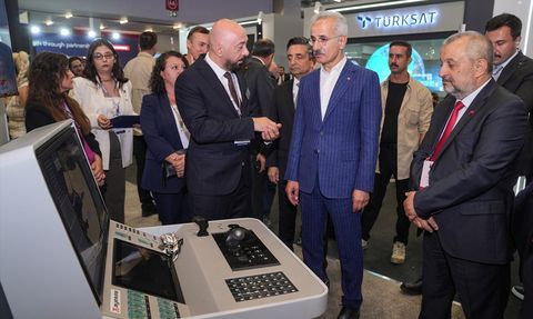 Ulaştırma ve Altyapı Bakanı Uraloğlu IDEF 2025'i Ziyaret Etti