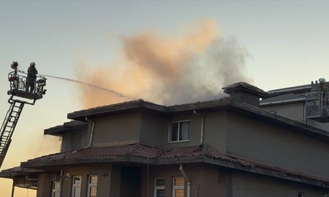 Üsküdar'da Çatı Katında Yangın Kontrol Altına Alındı