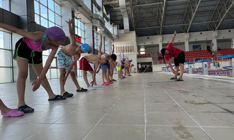 Van'da Çocuklar Güvenli Ortamda Yüzme Öğreniyor