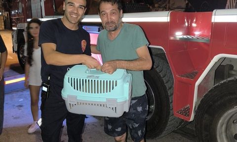 Adana'da Balkon Demirlerine Sıkışan Kedi Kurtarıldı