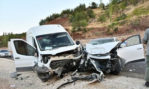 Adıyaman'da Minibüs ve Otomobil Çarpıştı: 5 Yaralı