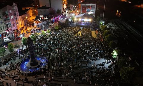 Alaçam'da Yaz Festivali Coşkusu: Öykü Gürman ve Burçe Bozkurt Sahne Aldı