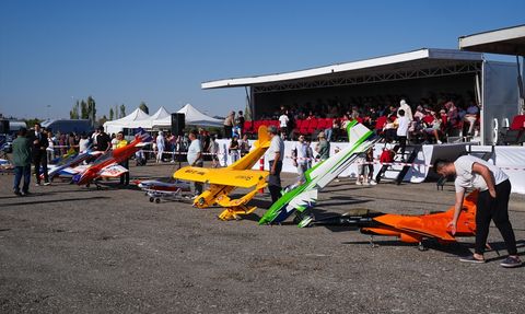 Ankara'da Devlet Korumasındaki Çocuklar İçin Model Uçak Gösterisi Düzenlendi