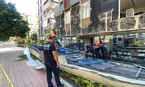 Antalya'da Düşen Dış Cephe Kaplaması Paniğe Yol Açtı