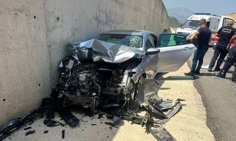 Antalya'da Tır Dorsesine Çarpan Otomobilde 3 Yaralı